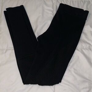 Tea n Rose Women’s Black Stretch Leggings. Unique pattern on front - size Small
